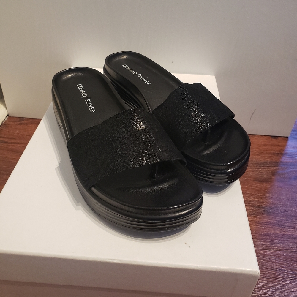 Donal Pliner Sandal Size 6